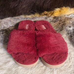 Koolaburra Burgundy Fuzzy Slippers 9 (4090)
